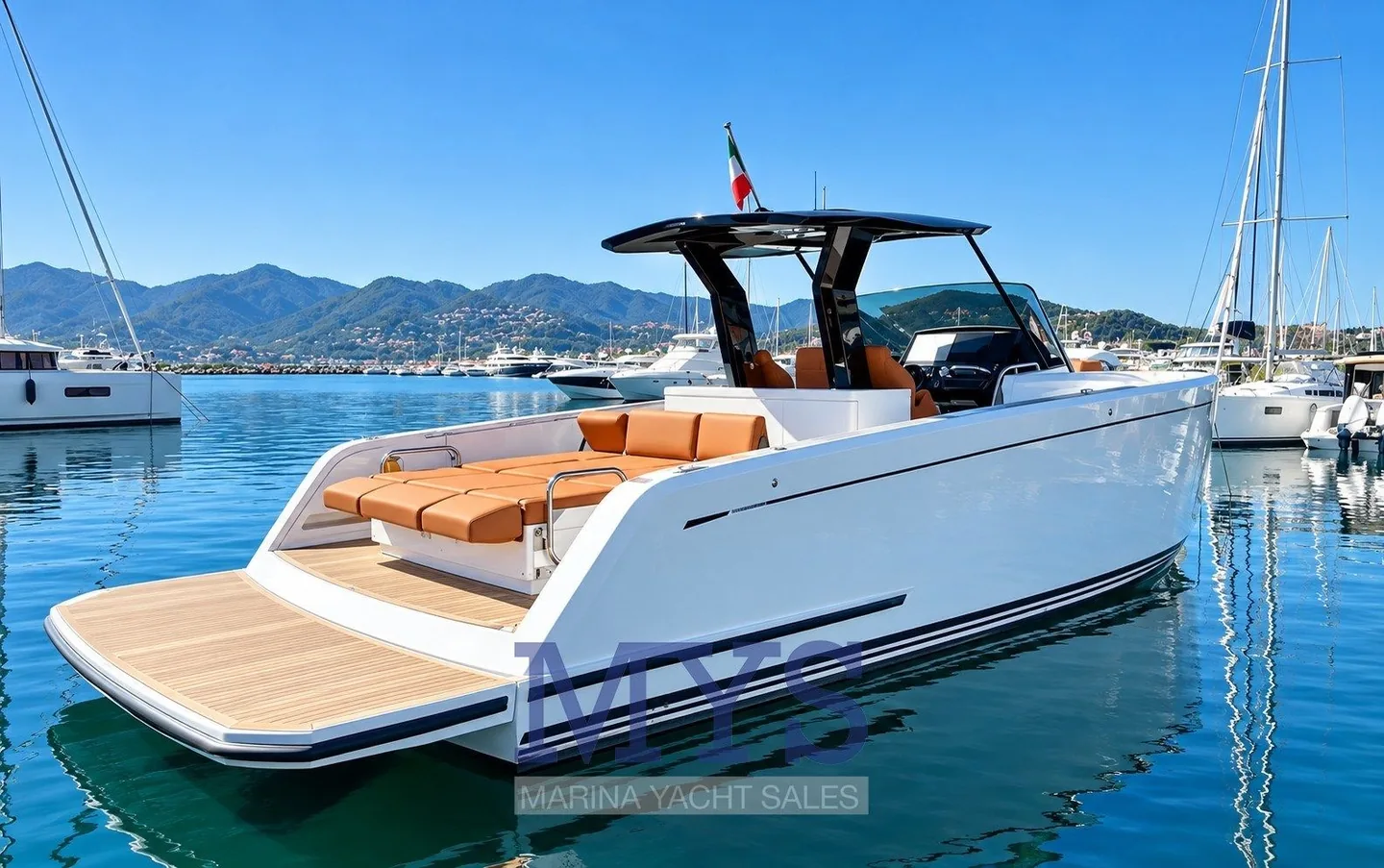 Pardo 38 blanc vu de trois quarts arrière, avec plateforme de bain, bain de soleil fauve et T-top noir au port