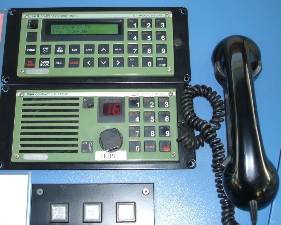 Radio VHF marine Sailor avec récepteur ASN sur le canal 70 et combiné