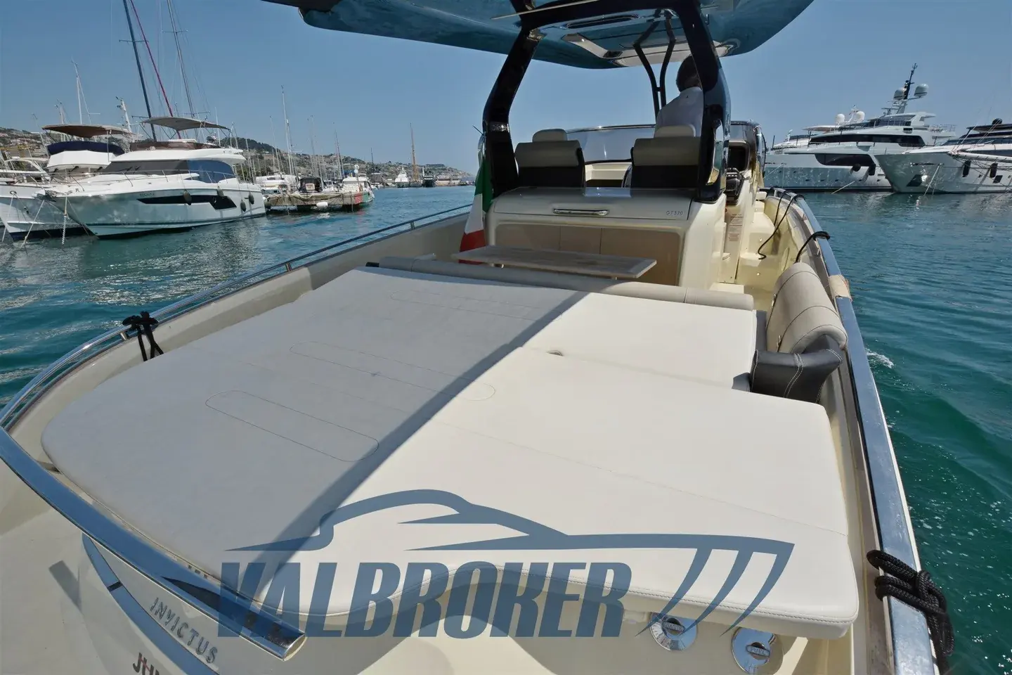 Poste de pilotage de l’Invictus GT320