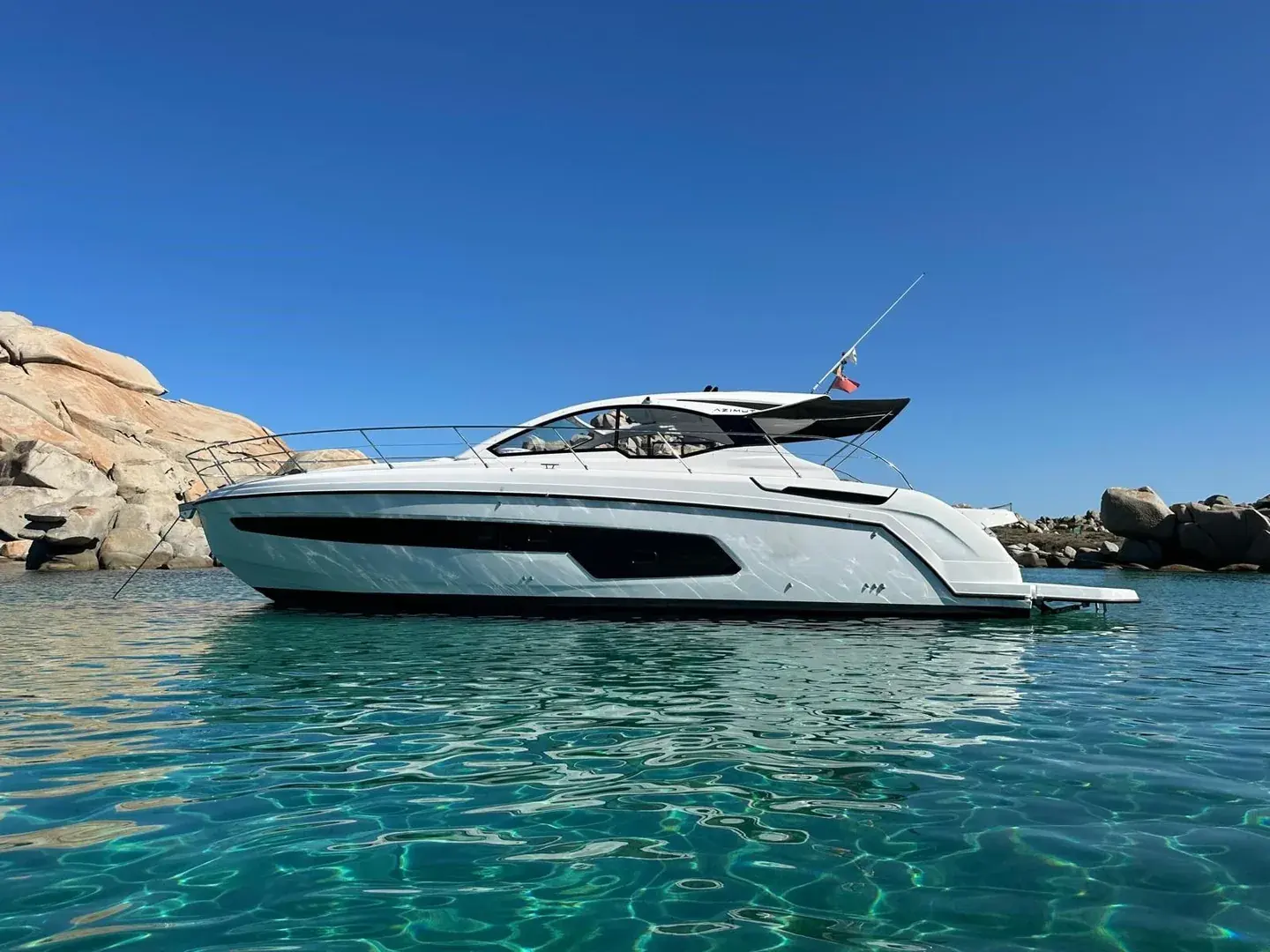 Azimut Atlantis 45 en navigation vue de trois quarts