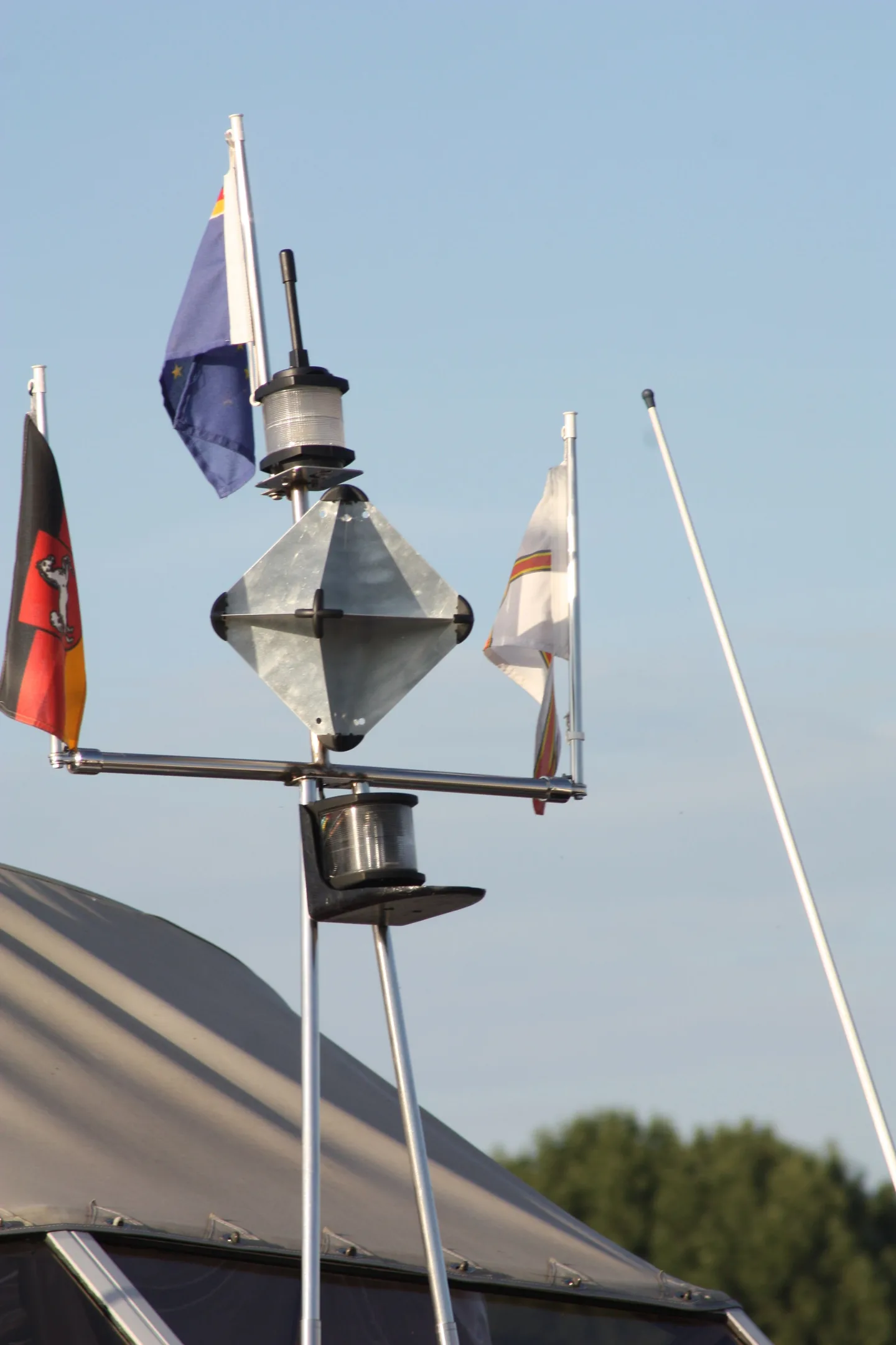 Réflecteur radar octaédrique monté sur le mât d’un bateau