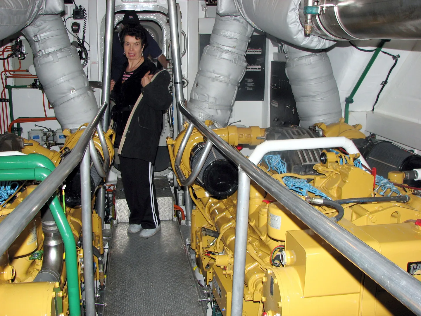 Salle des machines d’un canot de sauvetage avec deux diesels et leurs circuits de carburant