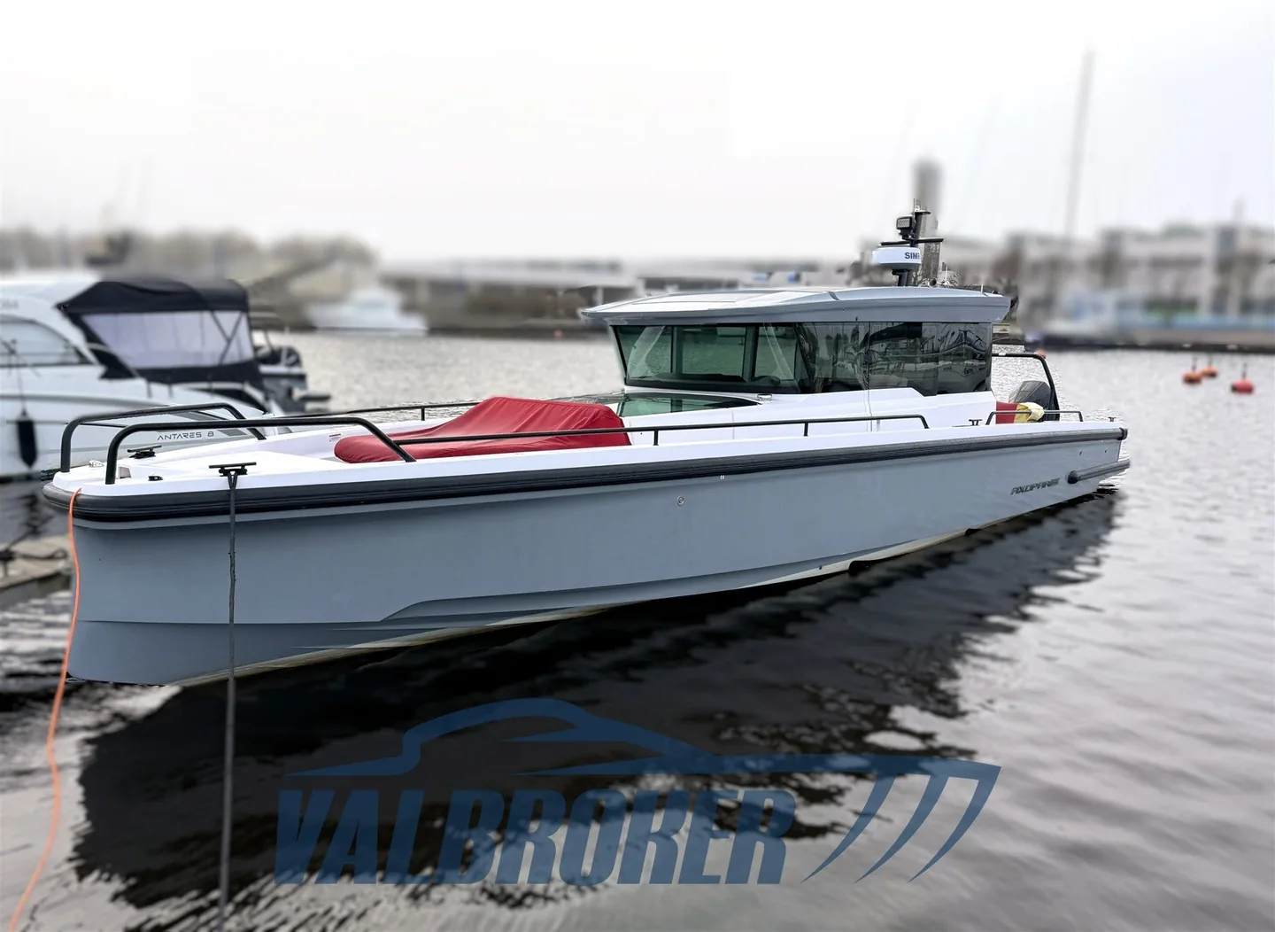 Axopar 37 XC Cross Cabin amarré, vue latérale de la coque et de la timonerie fermée