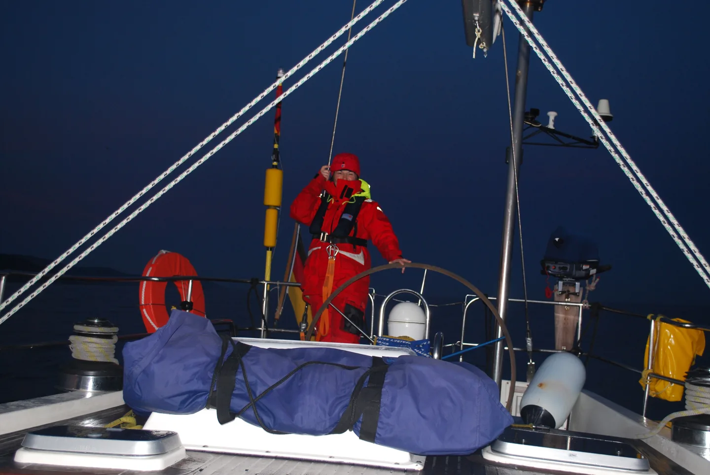 Navigatrice à la barre de nuit avec gilet de sauvetage gonflable et longe de sécurité