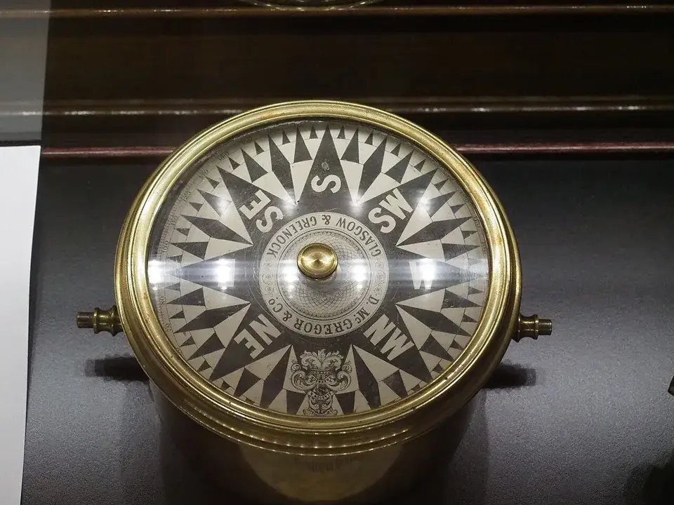 Compas magnétique de navire dans un musée maritime