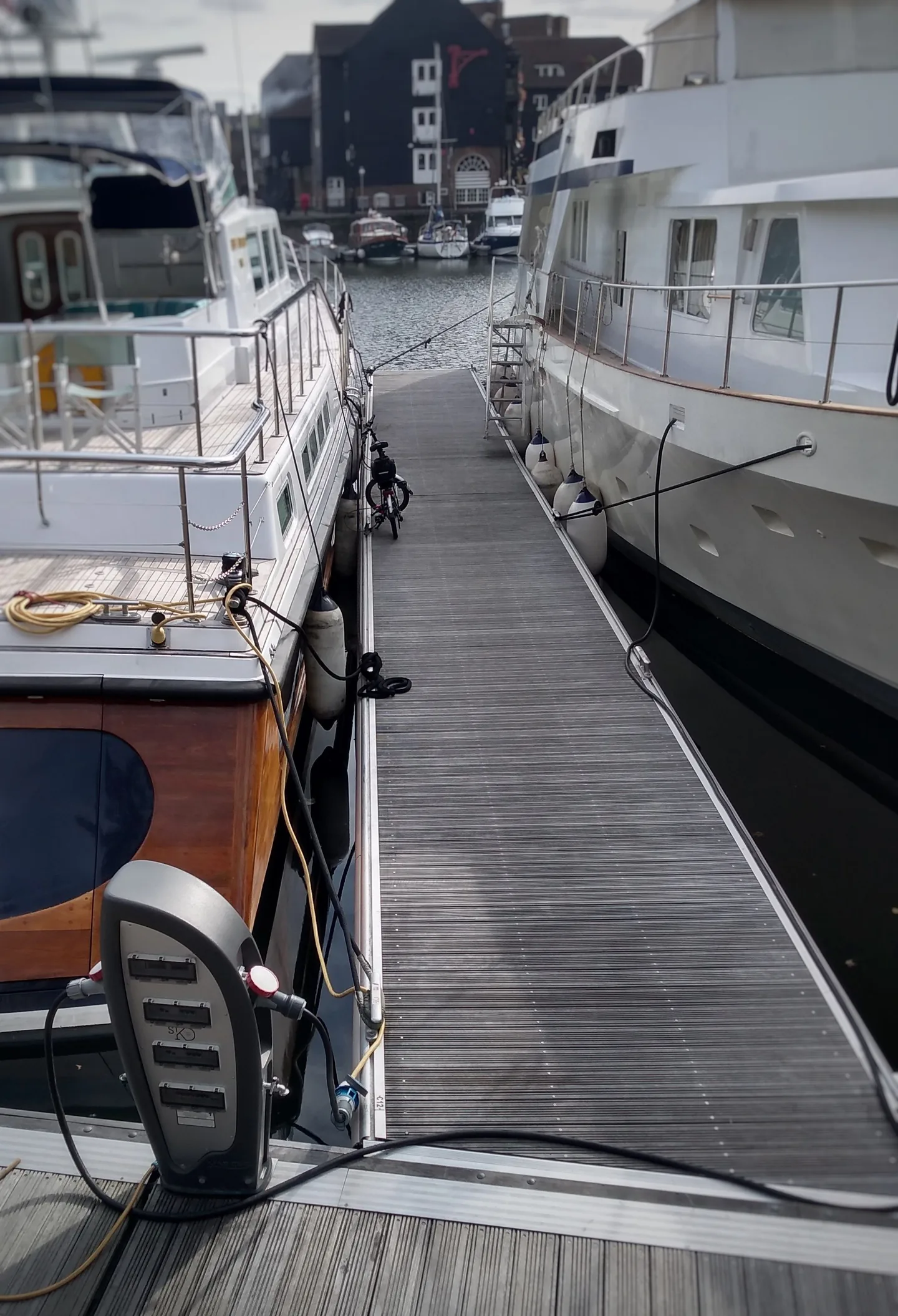 Bateaux amarrés raccordés au courant de quai à St Katharine Docks