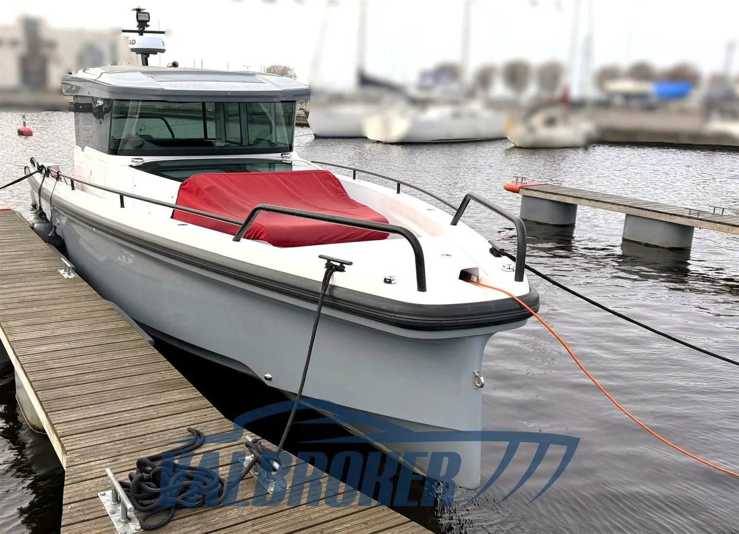 Étrave et timonerie fermée de l’Axopar 37 XC vues du ponton