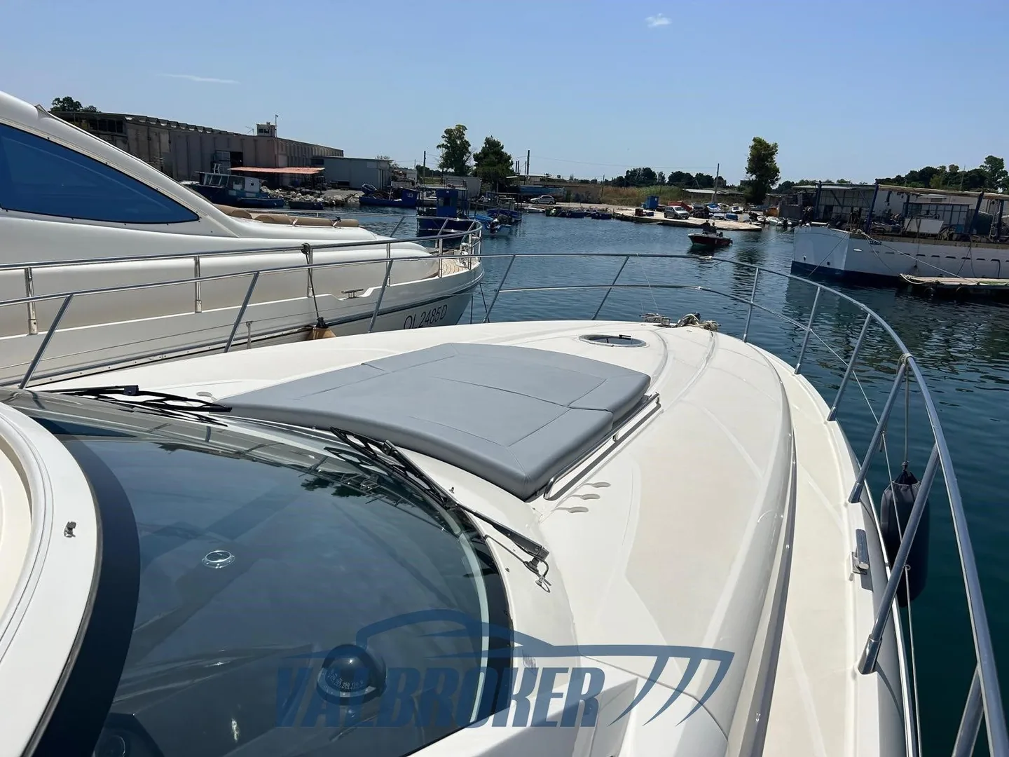Espace extérieur de l’Absolute 56 à hard-top