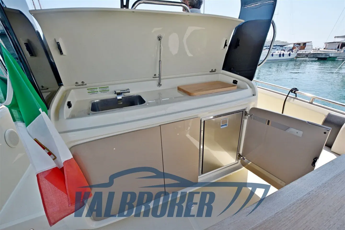 Dinette sous le pont de l’Invictus GT320