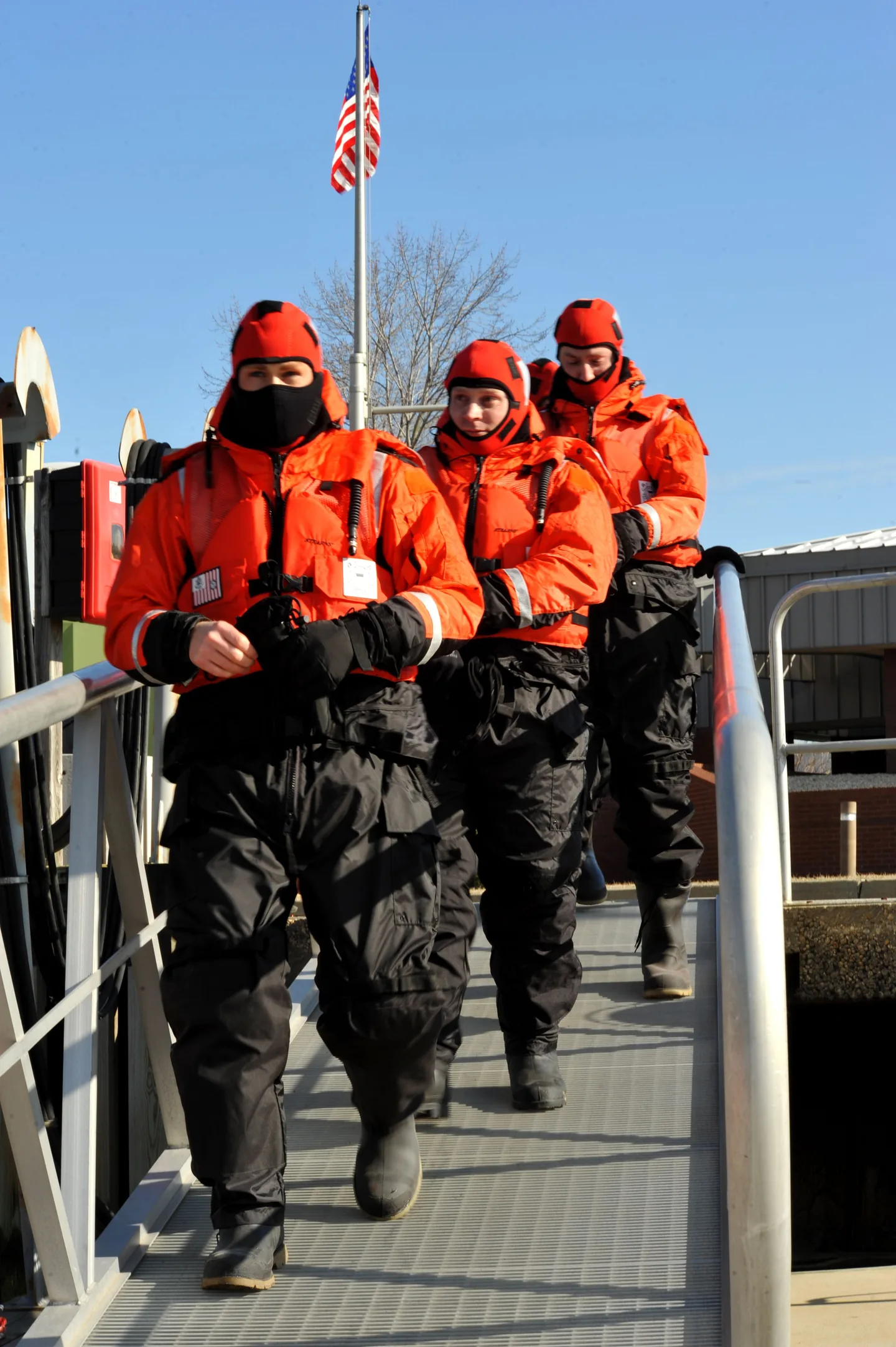 Réservistes des garde-côtes américains pendant un exercice de survie en eau froide à Curtis Creek