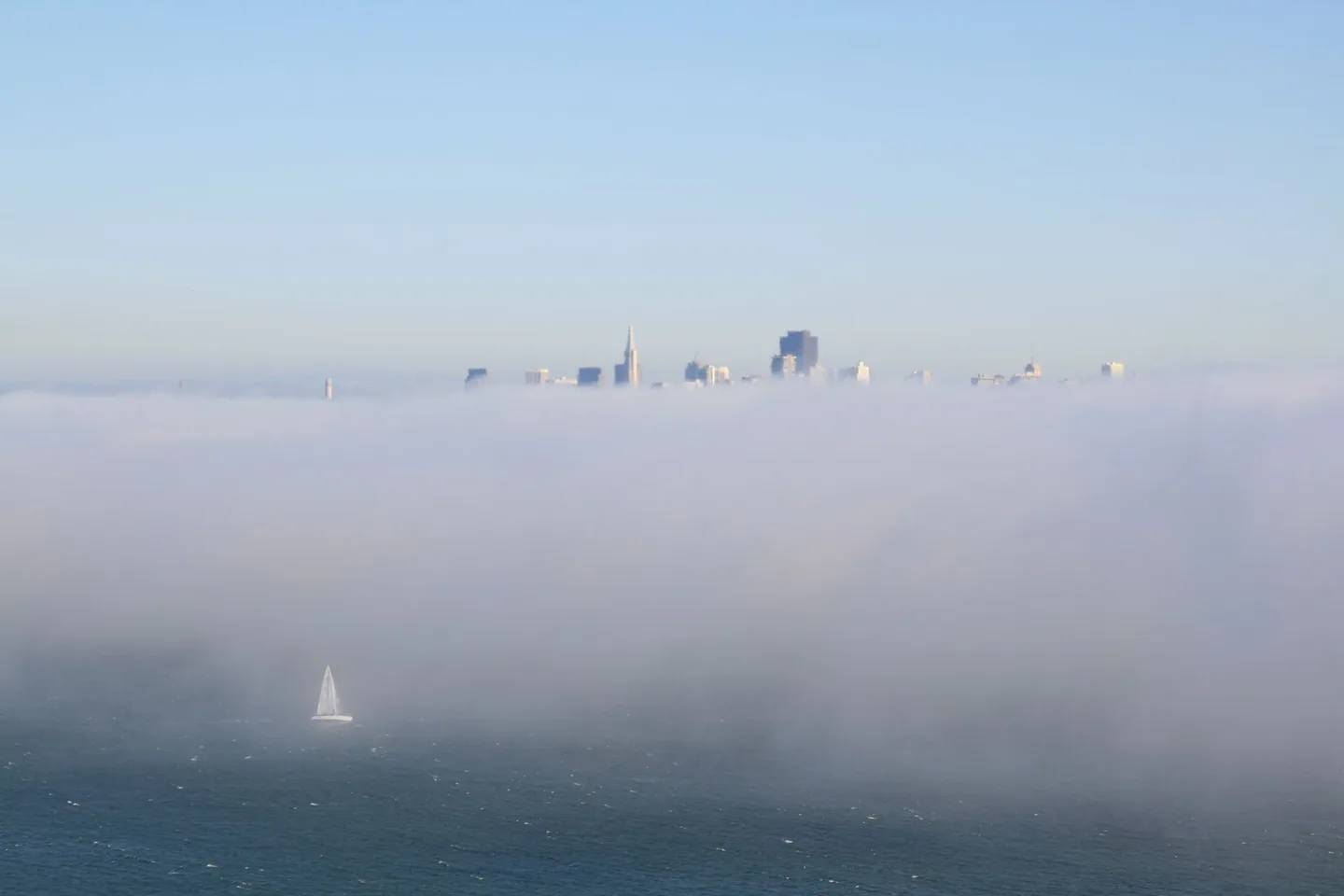 Voilier naviguant dans le brouillard de la baie de San Francisco